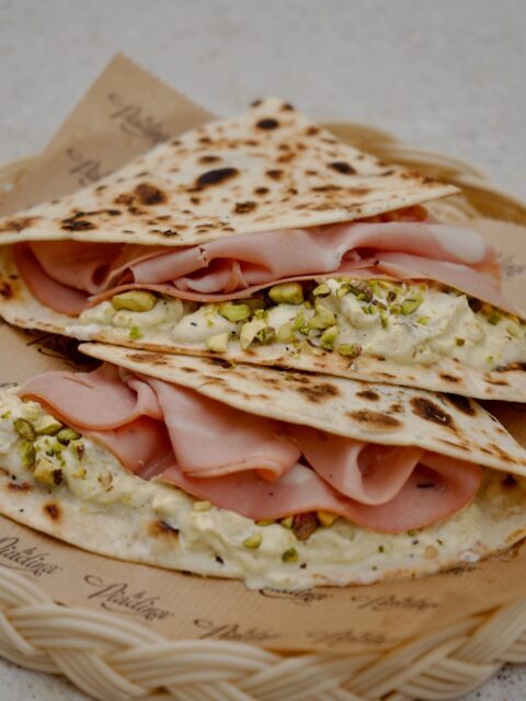 Noviembre llega con una nueva tentación 💚

Nuestra Piadina del Mes combina sabores que lo tienen todo:

🥖 Mortadella trufatta IGP
🌰 Crema de pistachos
🧀 Mozzarella fiordilatte y mascarpone
✨ Y un toque crujiente de pistachos

Pon el dedo en los puntos de abajo y desliza para verla de cerca… 🔍