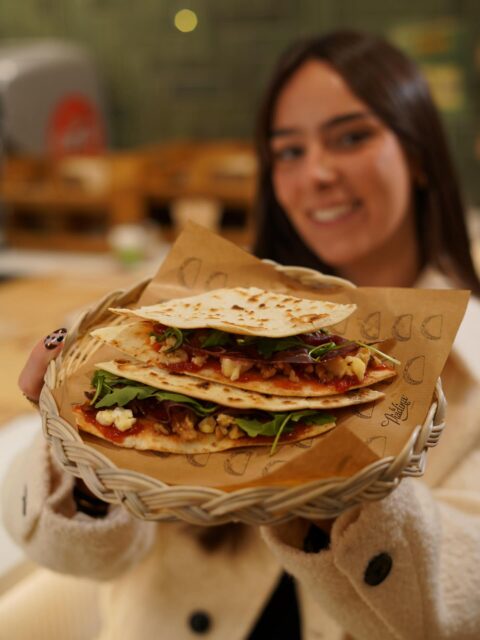 Una de nuestras piadinas más especiales: La Vitello✨

👉🏻Cecina, confitura de tomate, queso de cabra, nueces y rúcula