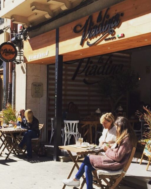 Nuestro ✨ 2016 ✨

1. Los primeros rayos de sol que disfrutábamos en nuestra terraza de Juana de Vega 🌞 
2. Escribíamos nuestros propósitos en una libreta que ponía "Hoy toca ser feliz…¡Andiamo!" al más puro estilo Mr.Wonderful ✍🏻
3. Nuestro Piaditeam 10 años atrás 😎
4. Ya existían las Piadinas del Mes 🌮
5. Cupido vio "Il Mio Amore" y se puso celoso 🏹
6. Porque repartimos mucho amor 👩🏻‍❤️‍👨🏻
7. Borja ya hacía los mejores Yogures Helados 🍦
8. Colaboramos con la marca más surfer de la ciudad @vazvabrand 🏄🏻‍♂️ 
9. Nos fuimos de cena de Navidad en marzo 🎄
10. Celebramos 5 añitos en @marinedacity 🎂 
11. Teníamos desayunos en Juana de Vega ☕️ 
12. Ya participábamos en la Marea Rosa de @carreramujer 💗 
13. Hicimos un taller de piadinas para los más peques 🧑🏼‍🍳
14. Cazábamos Pokemons 🤳🏻
15. Sorteamos un viaje a Londres 🇬🇧
16. Hicimos el #MannequinChallenge 👥