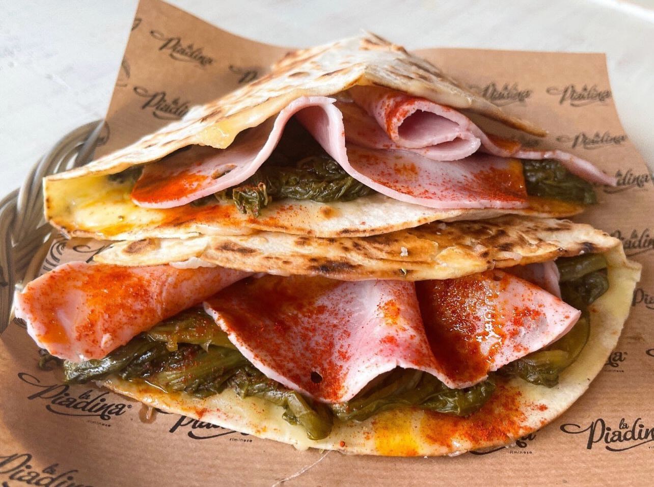 Nuestra ✨ Piadina del Mes ✨ sabe a carnaval 🎭 

👉🏻 Lacón ahumado, grelos, queso de Arzúa, pimentón de la Vera y AOVE 🌮

Tradición y sabor en cada bocado para disfrutar entre comparsas, risas y disfraces 🎊

¡Ven a probarla YA! 💚