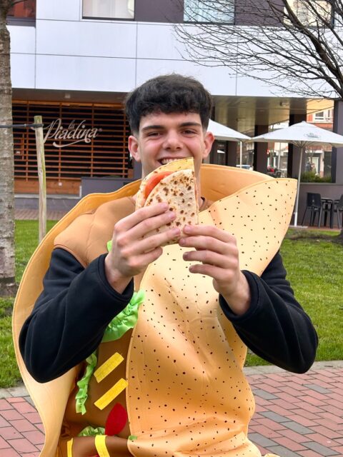 Algunxs se disfrazan de superhéroes, y otrxs de su comida favorita 😉 

Este Carnaval todo vale, pero la piadina que no falte 🌮

Y tú, ¿de qué te vas a disfrazar? 🎭

#carnaval #lapiadinariminese