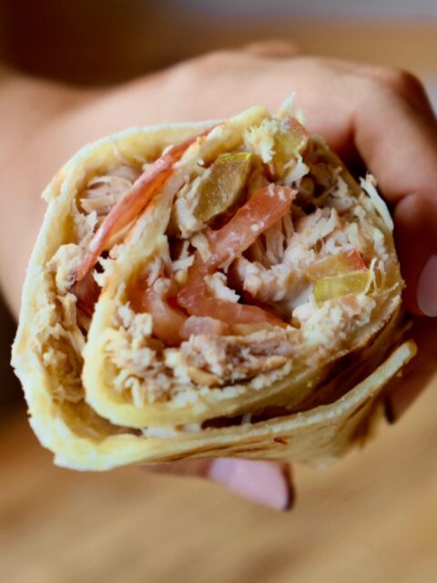 Marzo huele a aire de primavera 🌸 y sabe a la nueva ✨ Piadina del Mes ✨

👉🏻 Piadiroll de pollo asado deshilachado, bacon ahumado, queso gouda , tomate y salsa smoke baconmayo 🌯

⚠️ ¡CUIDADO! Es adictiva 🤤