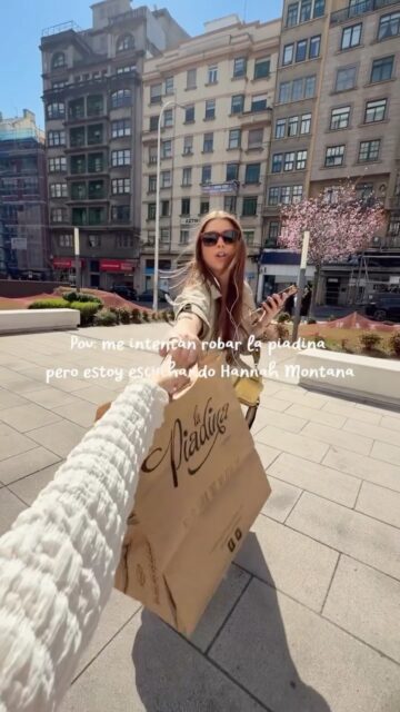 Nuestro plan desde ayer: piadina y 20 aniversario de Hannah Montana 🌮🎤💖

The best of both worlds 🌍

¿Quién más en nuestro team? 😎