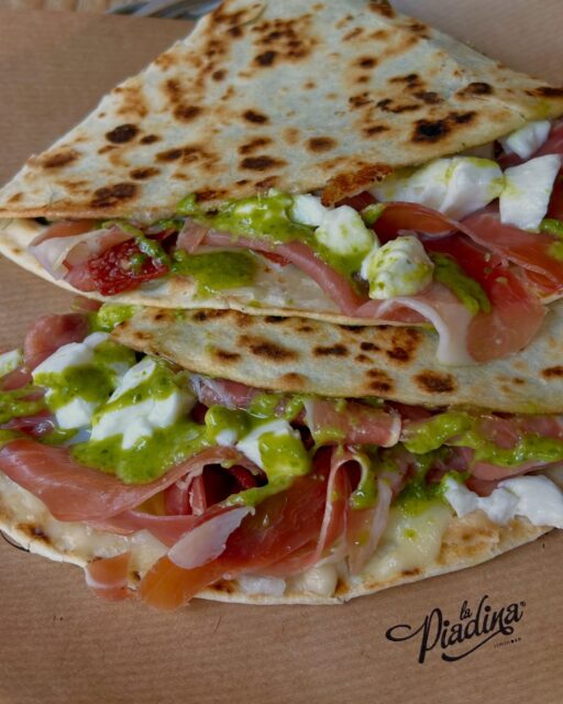 Entre procesión y procesión… Parada obligatoria📍para probar nuestra nueva ✨ Piadina del Mes ✨

👉🏻 ¡Desliza para ver los ingredientes!

BRU - TAL 🤤