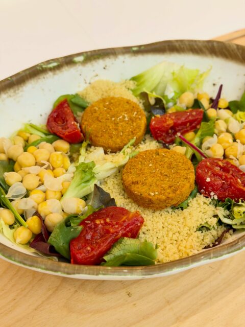 🥗 Fresca, sabrosa y perfecta para cualquier momento del día.

La ✨ Insalata Cous Cous ✨ es de esas que pruebas una vez… y luego siempre repites 💚