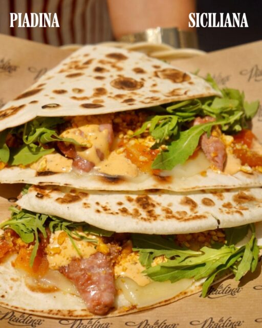 💥 NOVITÀ 💥 

La nueva ✨ Piadina Siciliana ✨ lo tiene todo 🤤

👉🏻 Salchicha smash italiana, provolone, tomate confitado, rúcula fresca, mayonesa de chimichurri y el toque crocante de los maicitos 🌮

Nos pillaron en LA MASA y ya no podemos PARAR 🇮🇹