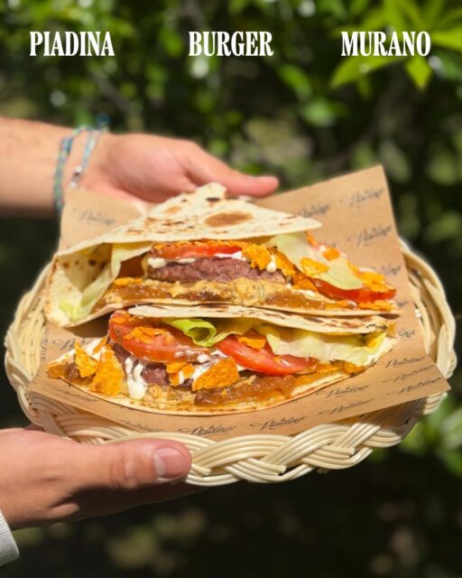 💥 NOVITÀ 💥

La nuova ✨ Piadina Burger Murano✨ perfecta para aquellos que nos pedís sabores más intensos…

👉 Burger, queso cheddar, cebolla caramelizada, salsa Reggio, lechuga, tomate, mayonesa y doritos.

Lo difícil no será probarla… será no pedir otra 🤤

Nos pillaron en LA MASA y ya no podemos PARAR 🇮🇹