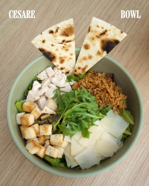 Il nostra ✨ Insalata de Pollo rinnovata✨

👉 Lechuga romana, pollo campero, rúcula, parmesano, cebolla crujiente, picatostes y salsa César

Un clásico de los que nunca falla 🙌

Súper healthy y llena de sabor 💗