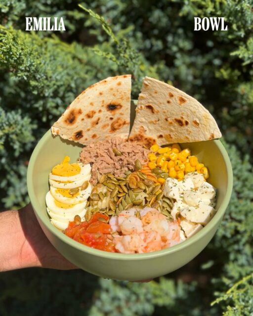 💥 NOVITÀ BuonoBowl💥

Hay combinaciones que simplemente funcionan y nuestro ✨ Emilia Bowl✨ llega para demostrarlo 💗

👉🏻 Pasta, langostinos, atún, tomate confitado, mozzarella fresca, maíz, huevo cocido y pipas de calabaza 🥗 

Fresca, completa y con una combinación de sabores en cada bocado 🌿

Nos pillaron en LA MASA y ya no podemos PARAR… 🇮🇹