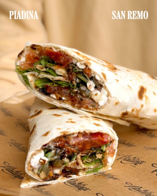 💥 NOVITÀ 💥 

Hay rollos que empiezan bien y luego está el ✨ San Remo ✨

👉🏻 Piadiroll de salmón ahumado, queso cotagge, tomate, rúcula, pesto de albahaca, pipas de calabaza y red. Módena 🌯

Fresco, cremoso y con ese toque crujiente en cada bocado 🌱

Una novità muy difícil de dejar para la “prossima volta” 🤤

Nos pillaron en LA MASA y ya no podemos PARAR 🇮🇹