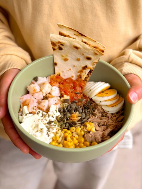 Emilia Bowl, che bontà! 🤤

👉🏻 Pasta, langostinos, atún, tomate confitado, mozzarella fresca, maíz, huevo cocido y pipas de calabaza 🥗 

Una combinación fresca, completa y piena di sapore 🤌🏻

Buon appetito! 🇮🇹