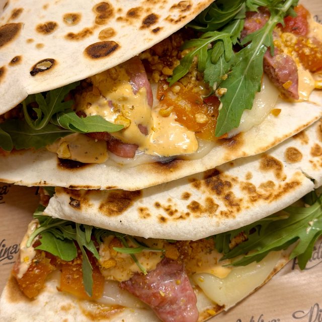 Sapore di Sicilia 🌞

Un mordisco y te transporta directamente a la isla 🇮🇹 

La ✨ Piadina Siciliana ✨ es troppo buona 🤌🏼 

¿Ya la has probado? 👀