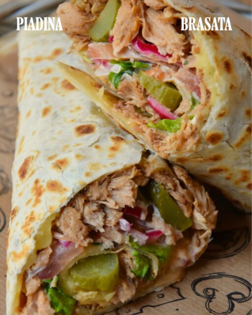 ÚLTIMA NOVITÀ!!! 🔥

Hace tiempo fue ✨ Piadina del Mes ✨

Después se convirtió en vuestra petición recurrente 📢 

Y cuando algo se pide tanto… si ascolta 🤌🏼

NUOVA 💥 PIADINA BRASATA 💥

👉🏻 Piadiroll de costilla asada a baja temperatura, queso Monterrey Jack, pepinillos, cebolla encurtida, tomate, lechuga romana y smoked mayo 🌯

El último lanzamiento del Nuovo Menù tenía que ser questa meraviglia 🇮🇹 

Benvenuta di nuovo! ❤️‍🔥