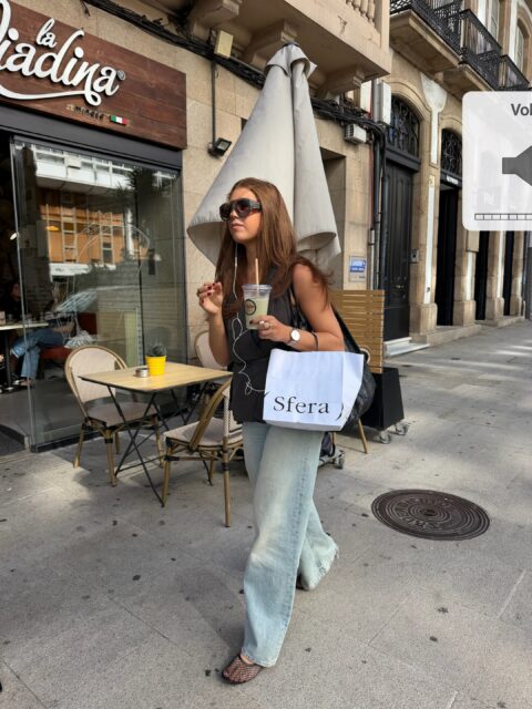 Shopping mode: ON 🛍️
Playlist: al massimo 🔊
Batería: sobreviviendo 🪫 

¡Hora de un Iced Matcha Latte! 💚🍵