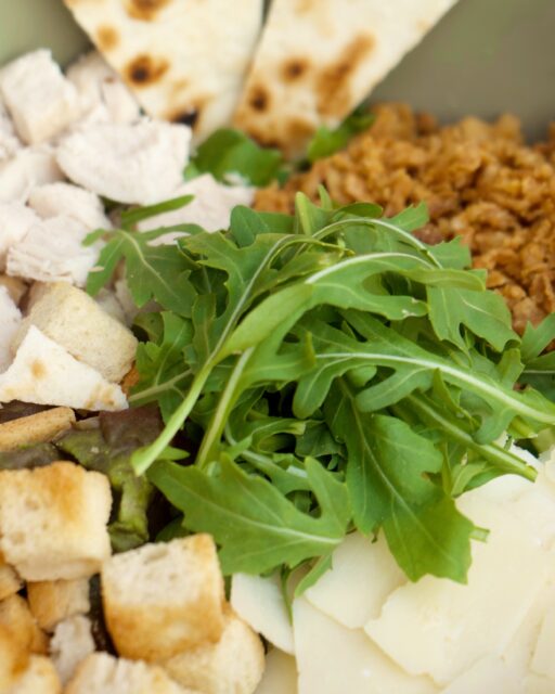 No todo lo rico tiene que ir dentro de una piadina 😏

A veces también hacemos magia en un bowl ✨

👉🏻 Cesare Bowl 🥗

Molto molto buono! 🇮🇹